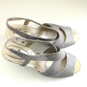 Bandolino Malorie Wishbone Silver Metallic Glitter Sandal 8M BD7Malorie