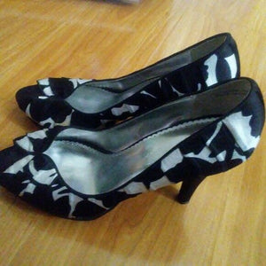 Michaelangelo Womens Black and White Peep Toe Heels