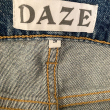 Load image into Gallery viewer, Daze Shorts lulus Denim Bermuda Womens Size 28 Stretch Light Wash Distressed