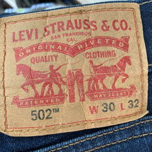 Load image into Gallery viewer, Levi’s 502 Mens Taper Fit Dark Wash Blue Denm Jeans Size 30x32