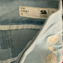 Load image into Gallery viewer, Bullhead Denim Company Hot Short Light Wash Embroidered Juniors size 5