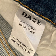 Load image into Gallery viewer, Daze Shorts lulus Denim Bermuda Womens Size 28 Stretch Light Wash Distressed